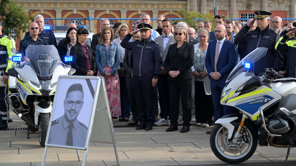 Seine Kolleginnen und Kollegen halten für den getöteten Polizisten eine Mahnwache