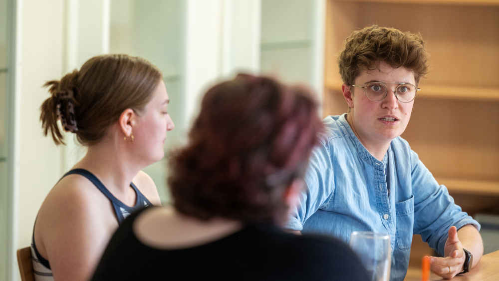 Präses Heinrich hört jungen Menschen beim Thema Krieg zu