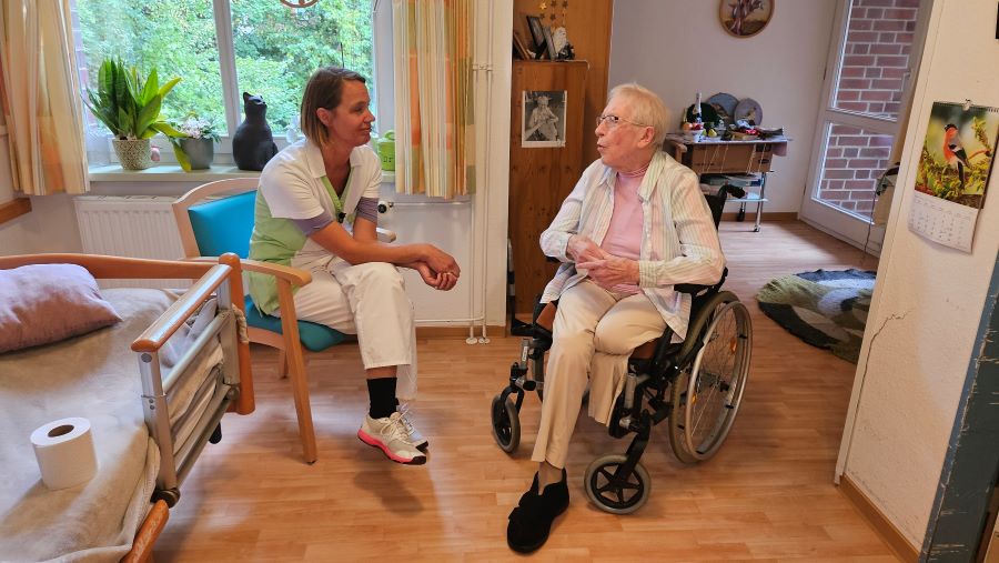 Landespastorin Annika Woydack im Gespräch mit Bewohnerin Hella Denda
