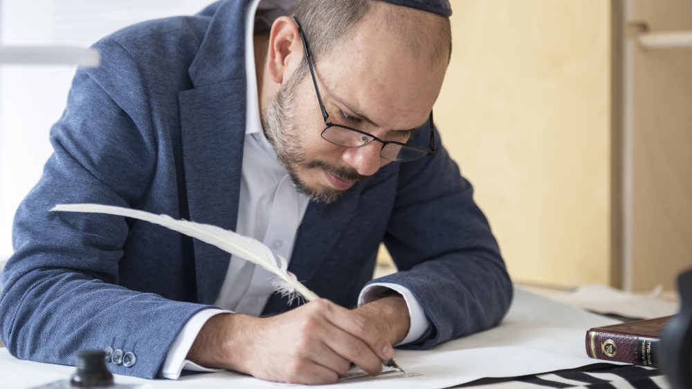 Der Sofer Joshua Diaz (Yehoshua Ze’ev Dias) schreibt in einem eigens dafür gestalteten Schreibpavillon vor dem Stadtmuseum in Dresden eine Tora-Rolle 