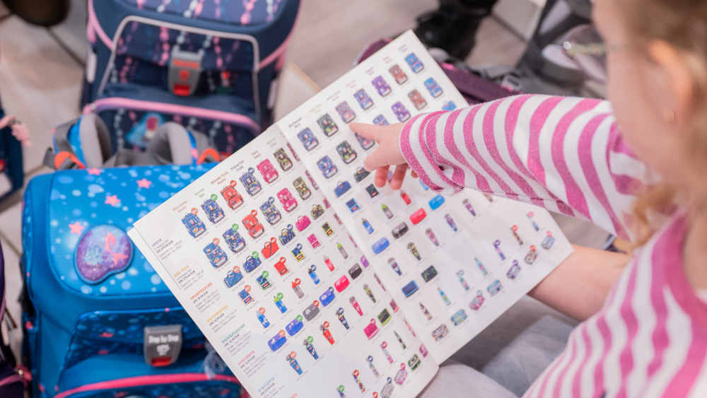 Kind bei der Schulranzenberatung