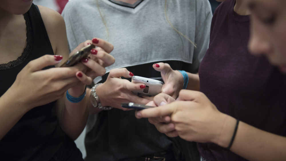 Pauschale Verbote für die Social-Media-Nutzung entlassen Jugendliche unvorbereitet in die Erwachsenenwelt, kritisiert der Kinderschutzbund