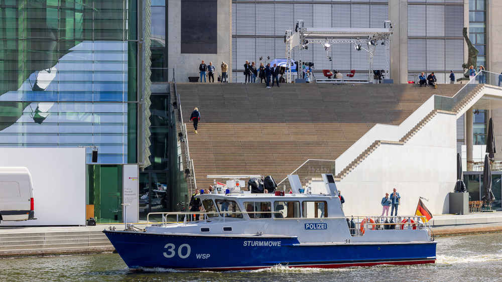 Beim ARD-Sommerinterview mit Markus Söder gab es einen Polizeieinsatz auf der Spree