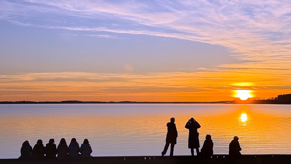 Sonnenuntergang am Ufer bei Ückeritz auf Usedom – ein Farbfeuerwerk aus Königsblau, Rosa und Orange, das Ruhe und Ergriffenheit schenkt