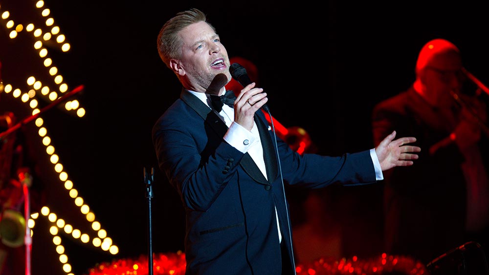 Tom Gaebel begeisterte das Publikum bei den Jazztagen Bad Elster 2025 mit Eleganz, Swing und großer Bühnenpräsenz im Naturtheater