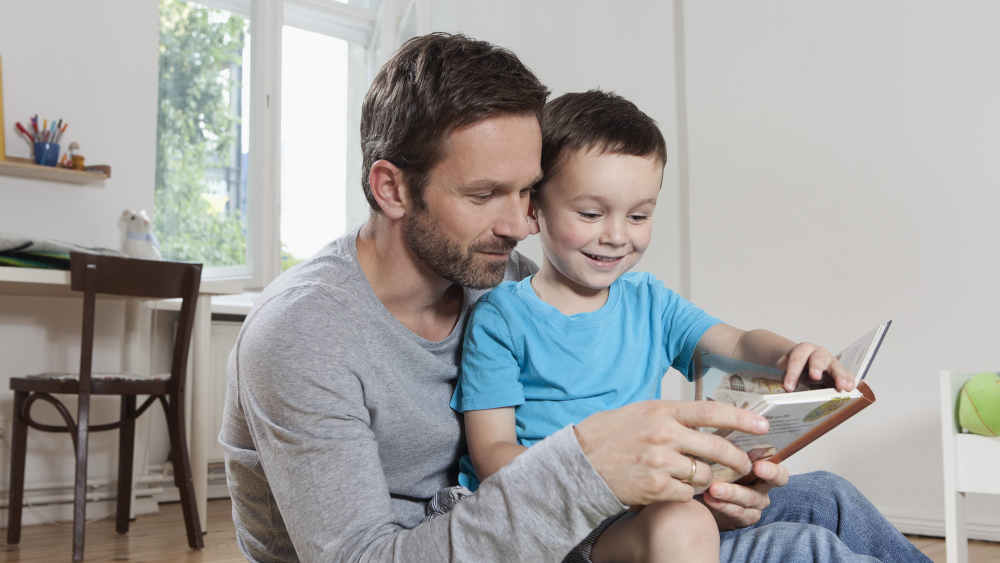 Väter würden laut einer neuen Studie mehr Zeit mit ihren Kindern verbringen
