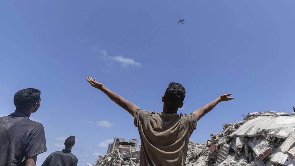 Ein Palästinenser in Gaza Stadt in Erwartung einer Hilfslieferung aus der Luft