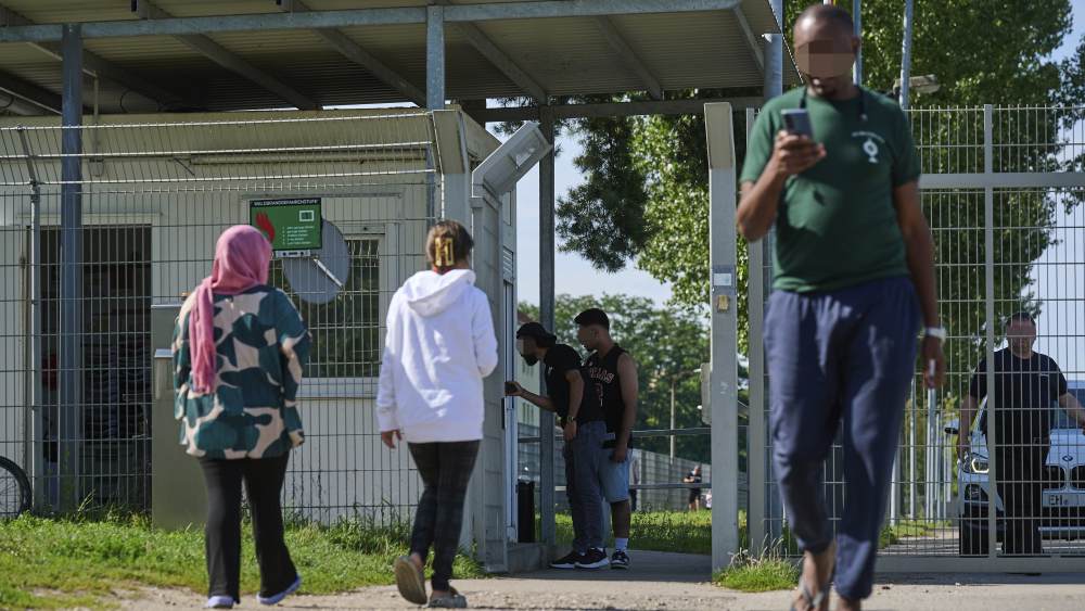 Geflüchtete vor dem Eingangstor des Bundesamt für Migration und Flüchtlinge in Eisenhüttenstadt