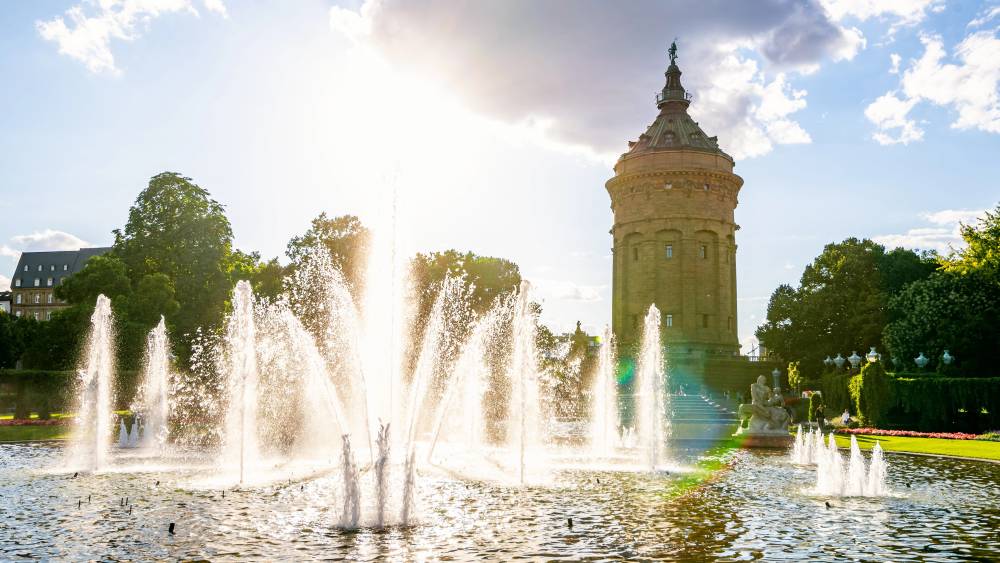 Der Springbrunnen beim Mannheimer Wasserturm ist zur Abkühlung heiß begehrt