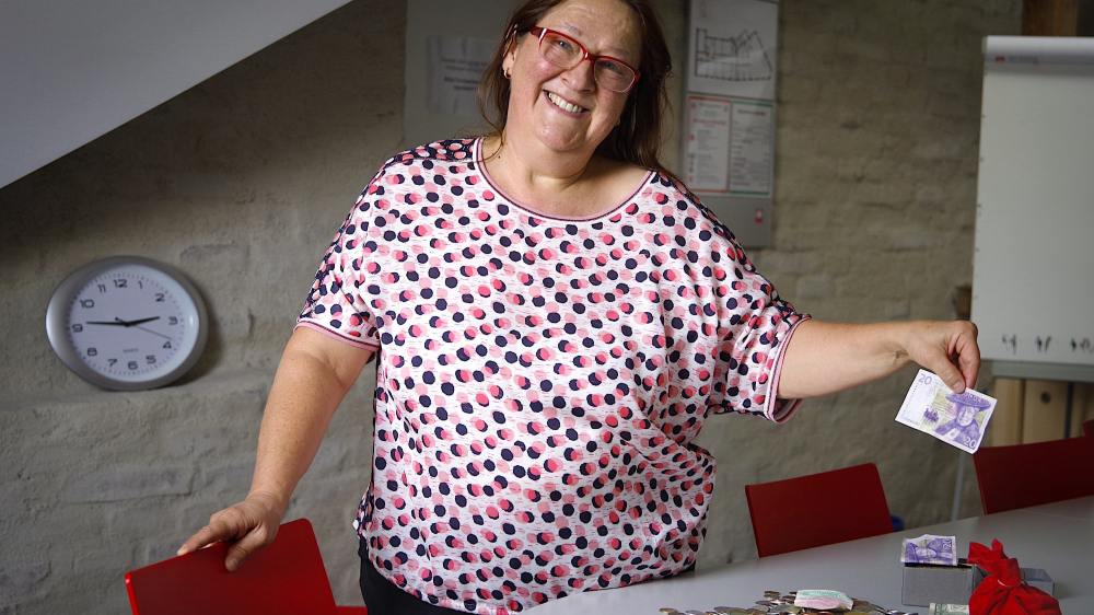 Irmgard Czech mit dem Restgeld, dass sie für die Caritas im Bereich Fremdwährung betreut