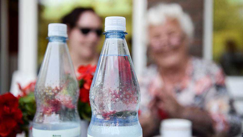 Das Durstgefühl nimmt im Alter ab. Senioreneinrichtungen müssen darauf achten, dass die älteren Menschen ausreichend Flüssigkeit zu sich nehmen