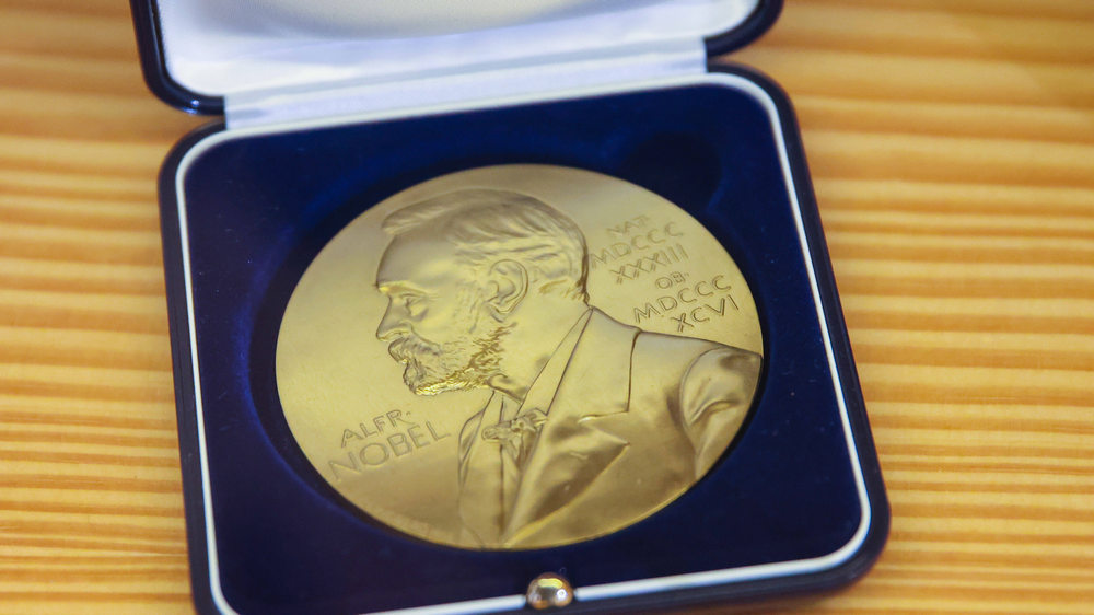 So sieht die Medaille aus, die die Träger der Nobelpreise bekommen