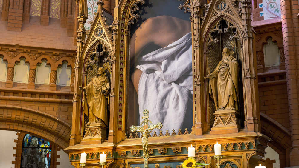 Mit der großformatigen Fotografie eines zum Teil unbekleideten Frauenkörpers will die evangelische Dreifaltigkeitskirche auf Fälle von sexualisierter Gewalt aufmerksam machen