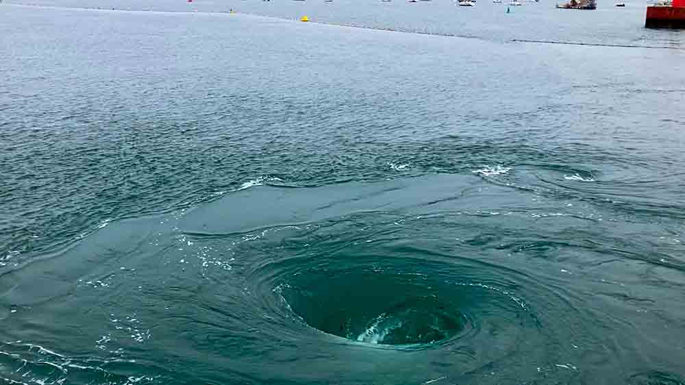 Das Gezeitenkraftwerk bei Saint-Malo erzeugt mit seinen Kaplan-Turbinen deutlich sichtbare Strudel