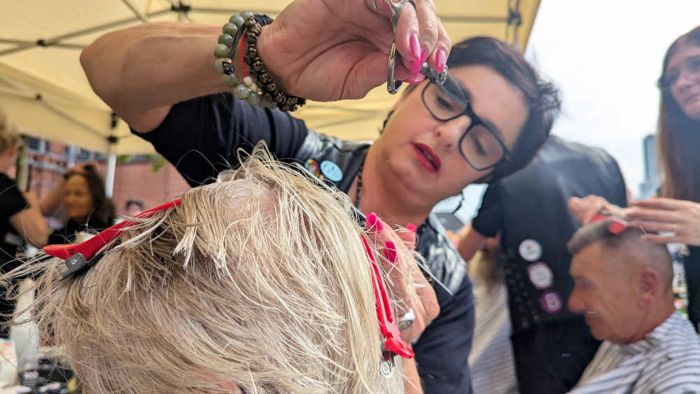 Barber Angels schenken Bedürftigen in Bremen neuen Lebensmut