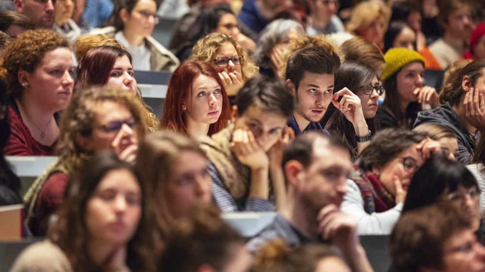 Bildung in Deutschland: Mehr junge Erwachsene mit Hochschulabschluss