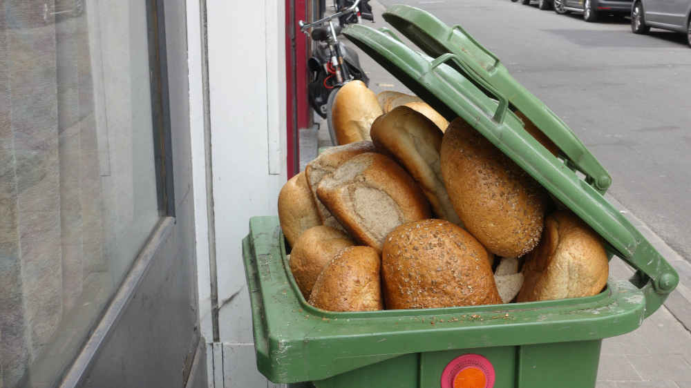 Lebensmittelverschwendung: Jährlich landen 9,7 Kilogramm Brot pro Person im Müll