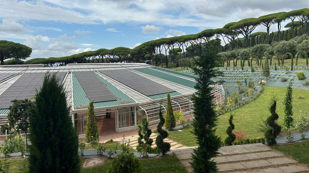 In den Gärten der Papst-Residenz Castel Gandolfo ist ein Bildungszentrum entstanden – inklusive Photovoltaik auf dem Dach
