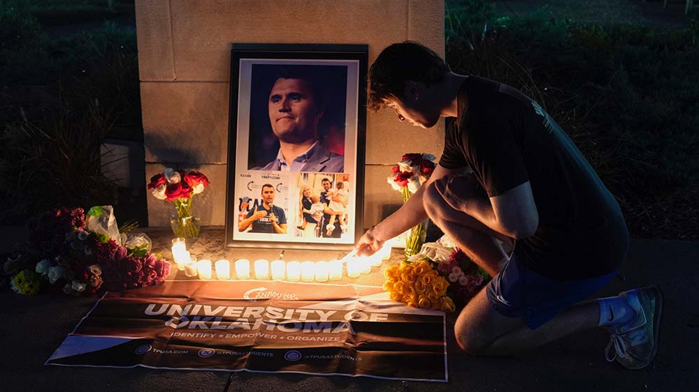 Anhänger gedenken Charlie Kirk auf einem Memorial: Der konservative Influencer und Gründer von „Turning Point“ wurde Opfer eines Attentats, das das christliche Amerika erschüttert