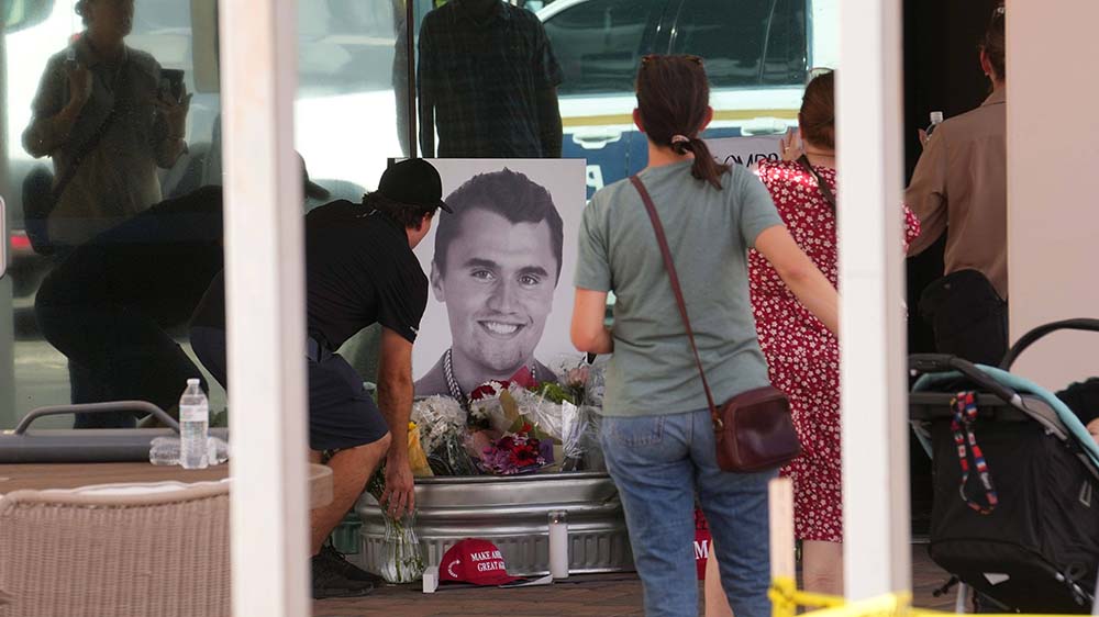 Menschen erinnern an Charlie Kirk: Der konservative Influencer und Aktivist wurde bei einem Attentat getötet und gilt für seine Anhänger als Märtyrer