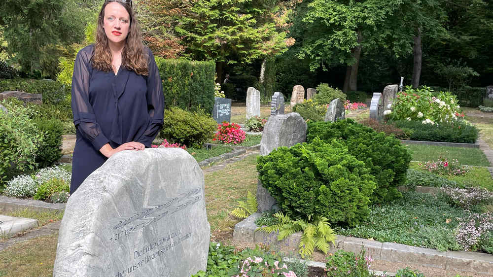 Charlotte Naujok am Grab ihrer Großmutter