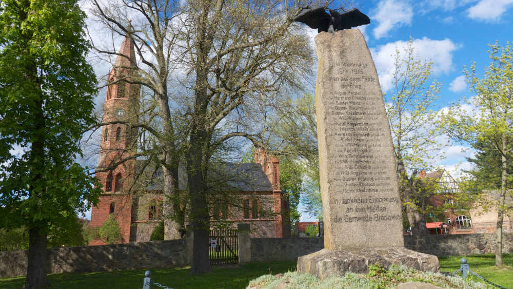 Kriegerdenkmal im "Ökodorf" Brodowin in Brandenburg