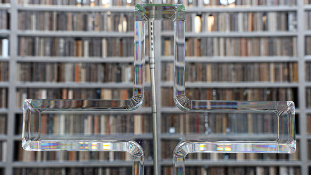 Das transparente Altarkreuz aus Acrylglas vor dem Altar