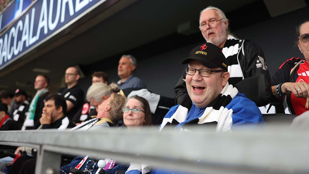 Der Eintracht-Fanclub im Hufeland-Haus ermöglicht Menschen mit Behinderung gemeinsame Stadionbesuche und Inklusion im Fußball
