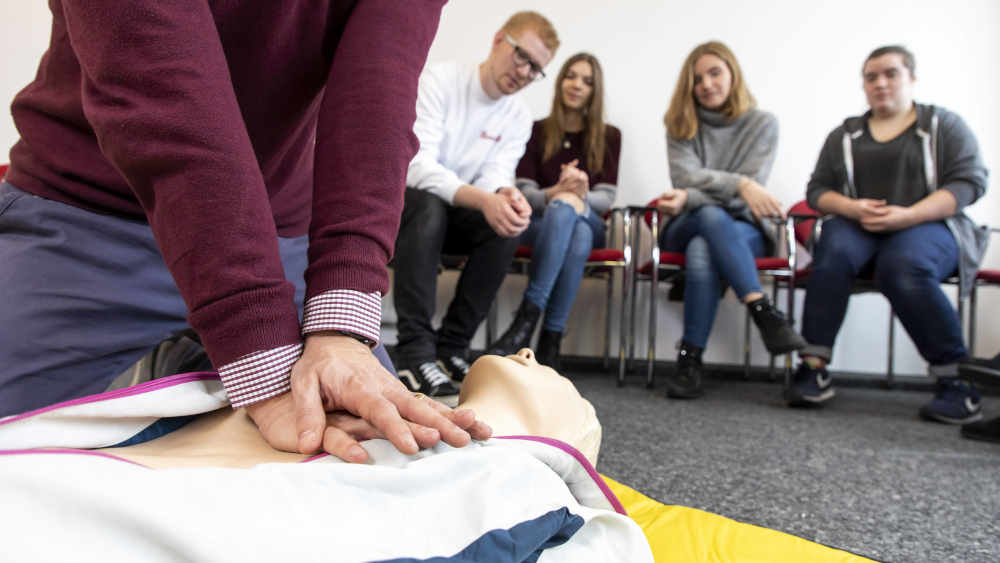 Die Johanniter-Unfall-Hilfe fordern verpflichtende Auffrischungen in Erster Hilfe