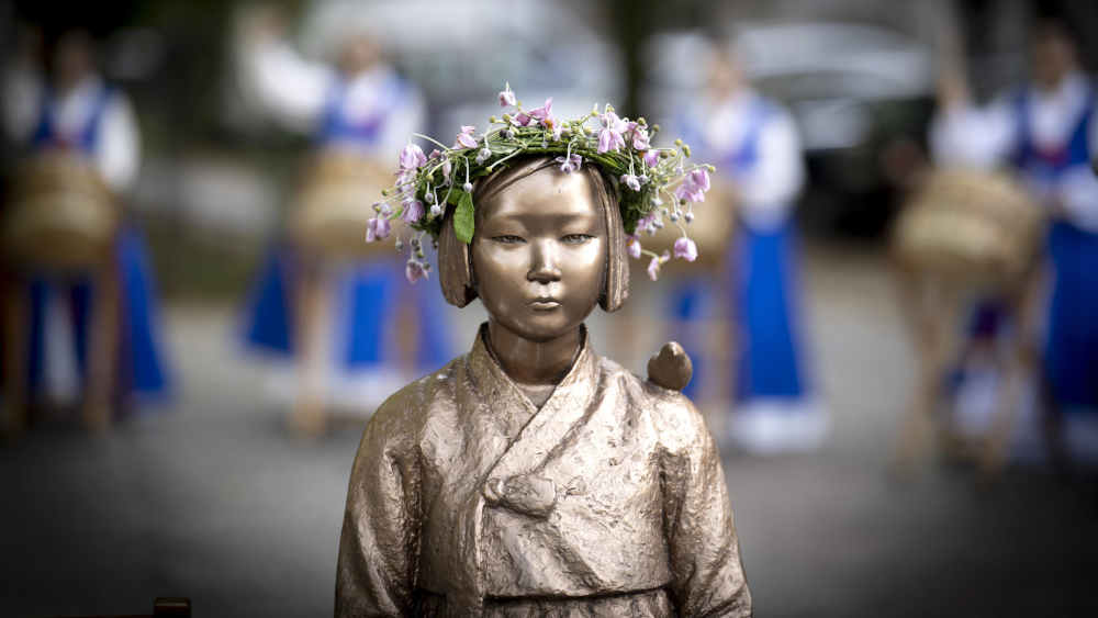 Die Bronzestatue "Ari" wurde 2020 von der Berliner NGO Korea Verband e.V. aufgestellt