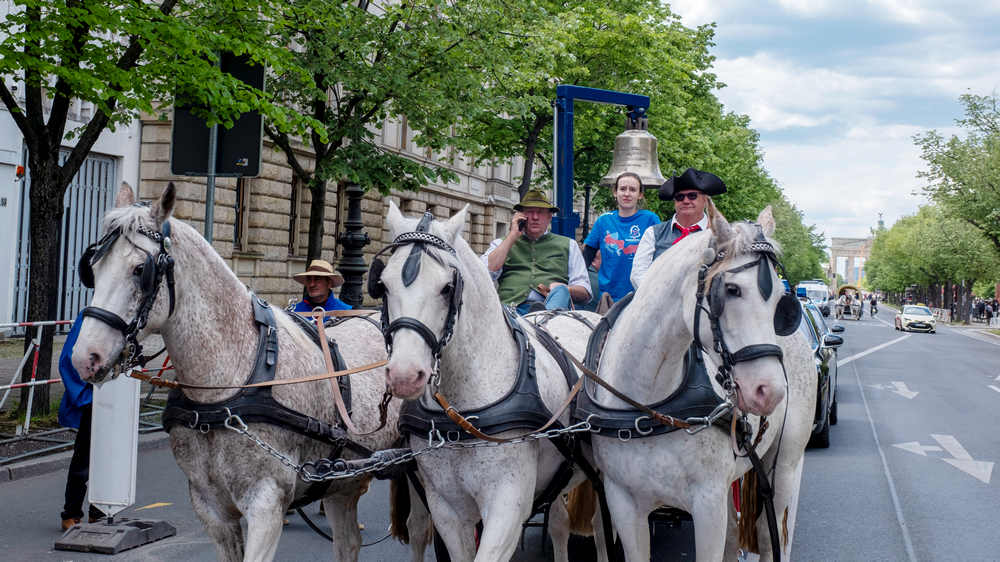 Auf nach Jerusalem! Mit ein paar Pferdestärken startet der Treck in Berlin