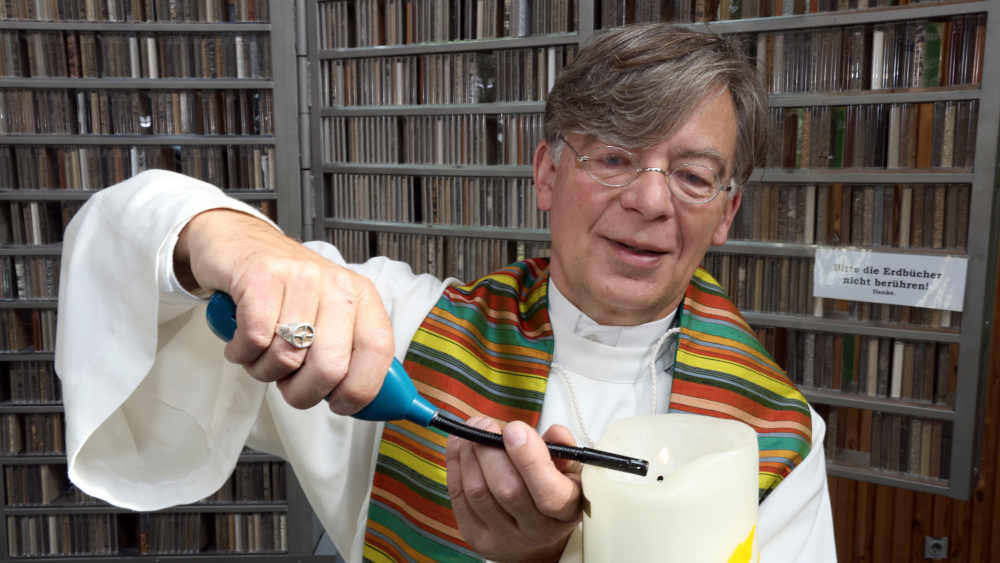 Pastor Kai-Uwe Scholz ist der Seelsorger in der evangelischen Eine-Welt-Kirche im niedersächsischen Schneverdingen