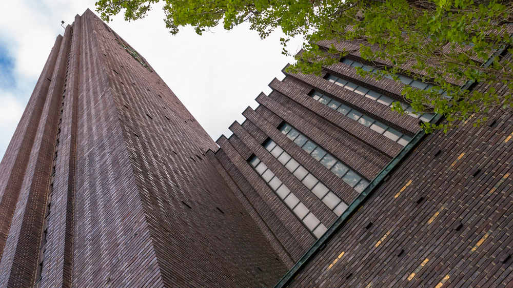 Backsteinkirche am Hohenzollernplatz in Berlin