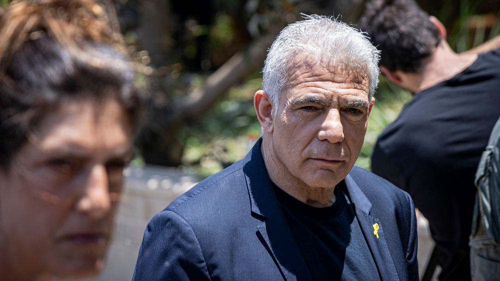 Der israelische Oppositionsführer Jair Lapid kündigt rechtliche Schritte gegen einen Flensburger an, der ein antisemitisches Schaufensterplakat aufgehängt hatte