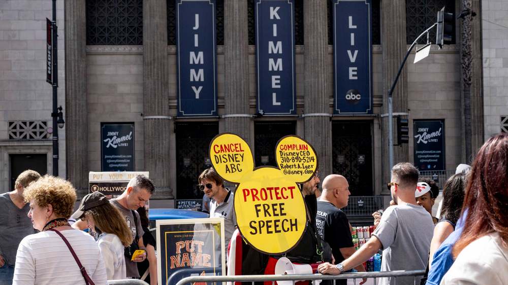 Vor dem Studio von Jimmy Kimmels Show protestieren zahlreiche Menschen gegen die Absetzung