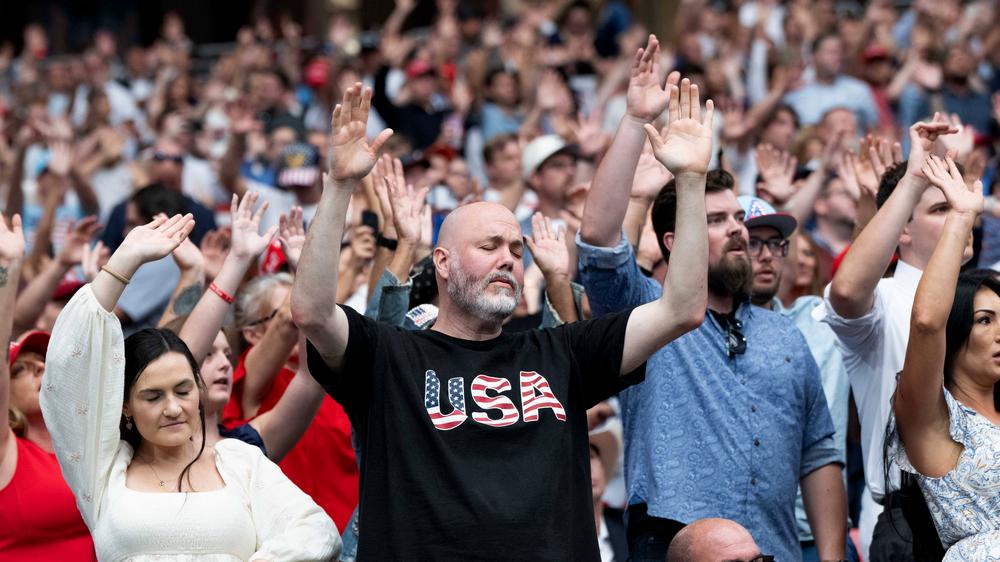 Mehr als 70.000 Menschen kamen zur Trauerfeier für Charlie Kirk ins Football-Stadion von Glendale in Arizona