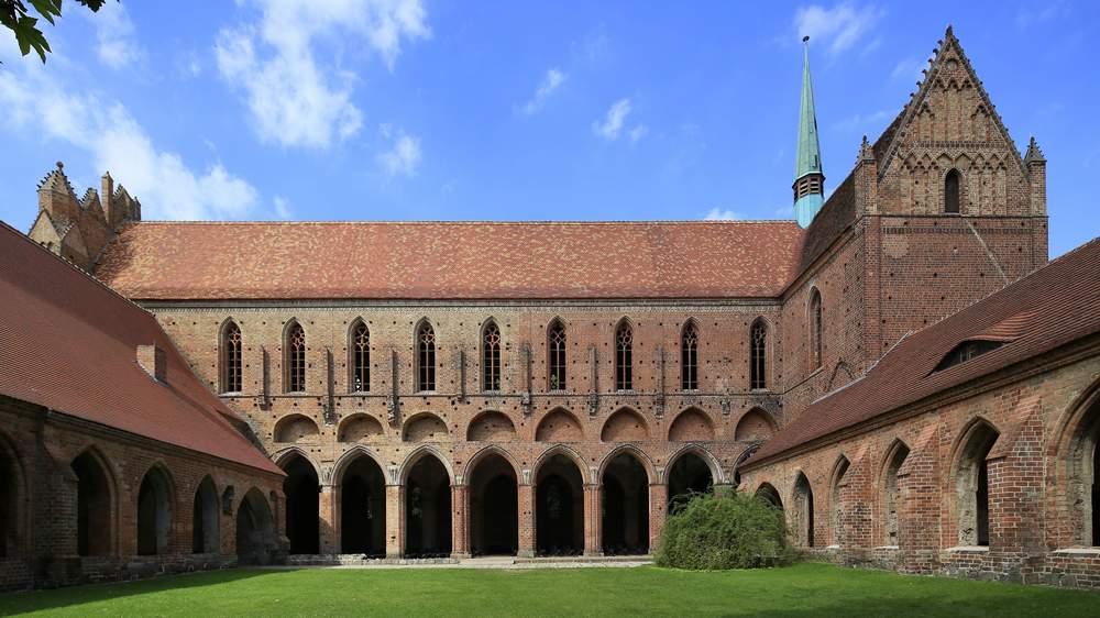 Hinter hohen Kloster-Mauern lauert in Fernsehkrimis meist das Böse