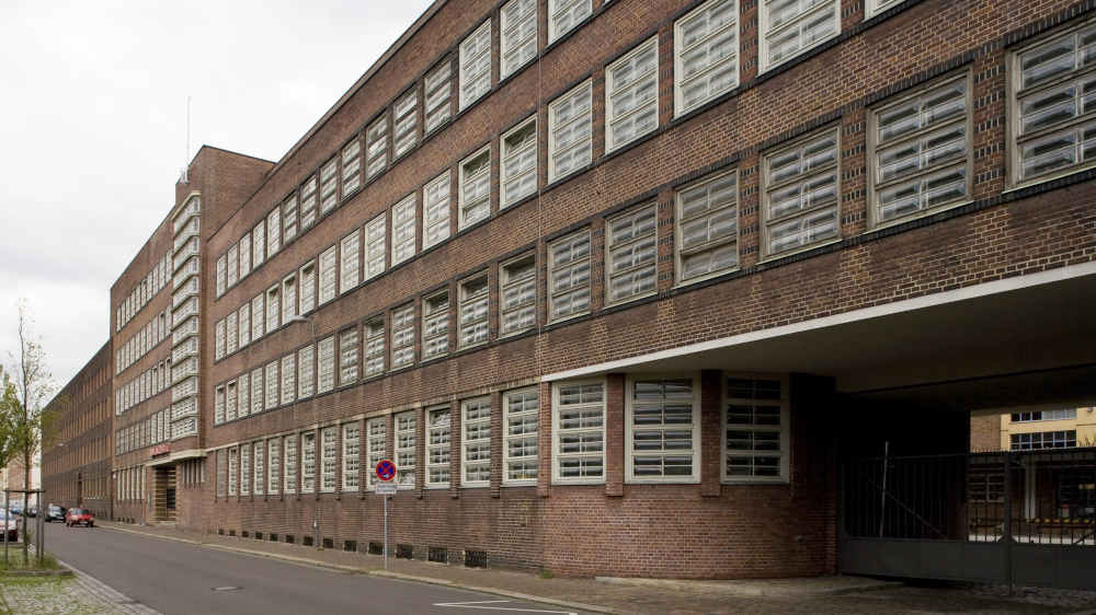 In Deutschland hinterließ der jüdische Architekt Ossip Klarwein unter anderem die Konsumzentrale Leipzig