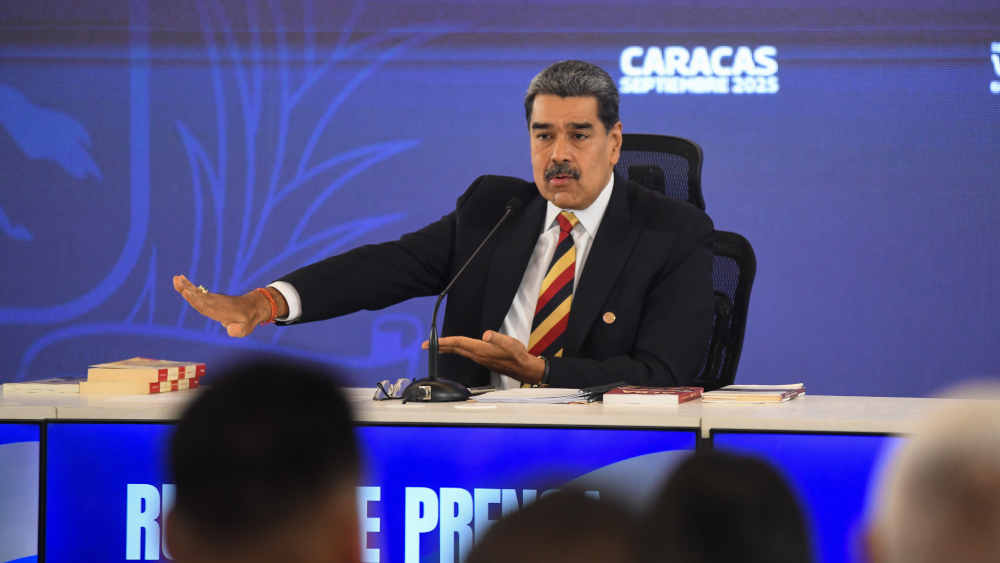 Madurós Vorverlegung der Weihnachtszeit soll Ablenkung bieten, während politische und militärische Spannungen steigen