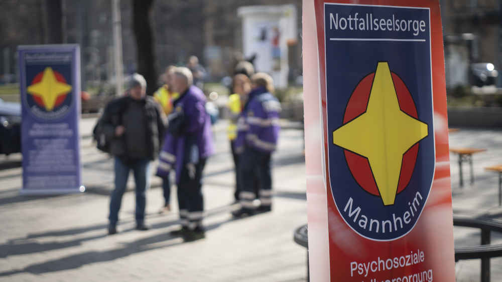 Kirchen sorgen für die Ausbildung von Notfallseelsorgern, die Hinterbliebene in Extremsituationen begleiten