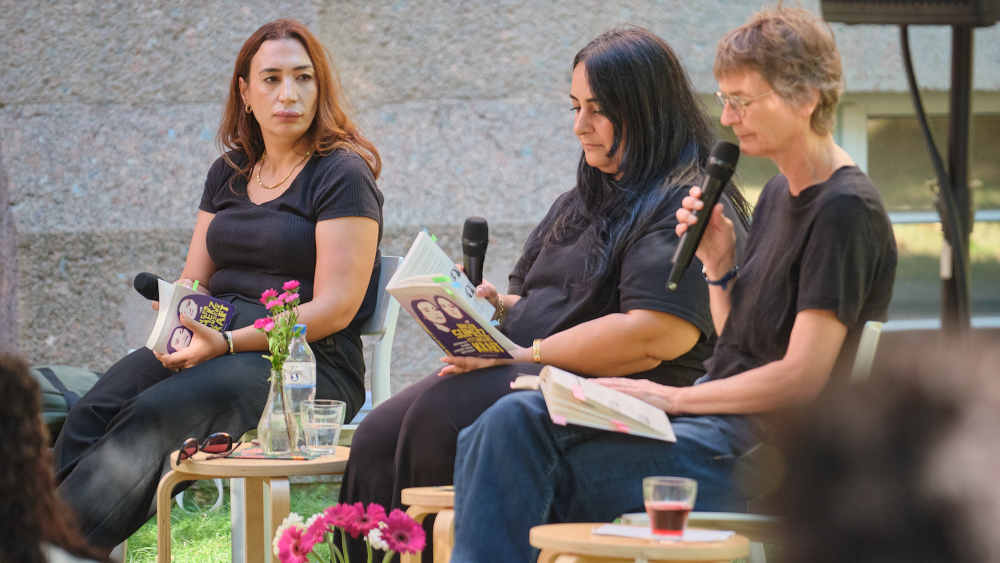 Semiya Simsek, Gamze Kubaşık und Christine Werner (V.l.n.r.) präsentieren ihr Buch "Unser Schmerz ist unsere Kraft"