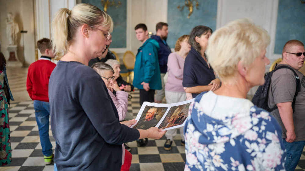 Menschen mit Behinderung bieten im Schloss Neue Kammern im Park Sanssouci ganz besondere Führungen an