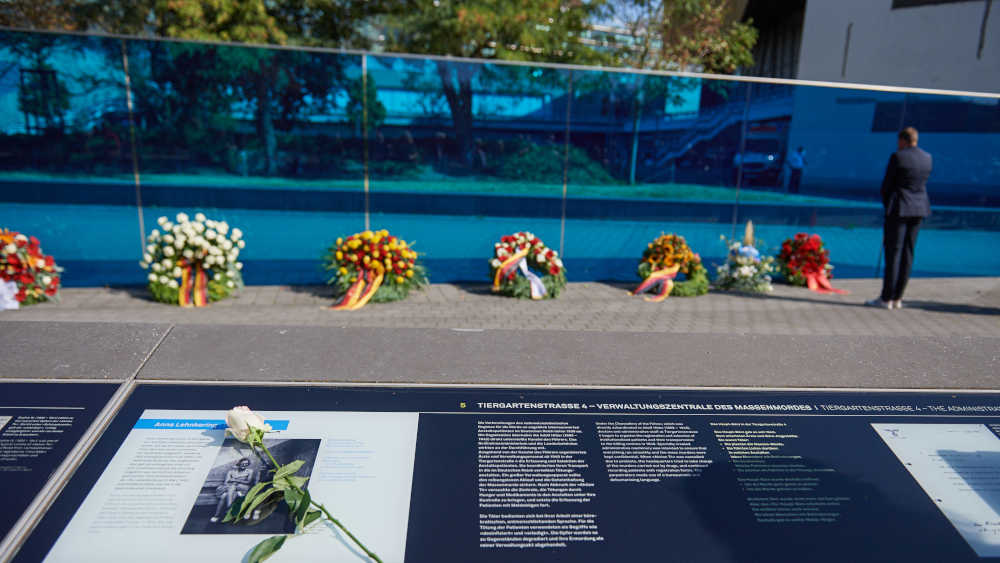Eine Gedenkfeier in Berlin erinnert an die Opfer der nationalsozialistischen Krankenmorde im Rahmen der sogenannten „Aktion T4“.