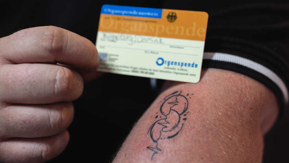 2023 hat der Der gemeinnützige Verein “Junge Helden” die Kampagne "OptInk" ins Leben gerufen - mit der Idee, sich ein Organspende-Tattoo stechen zu lassen