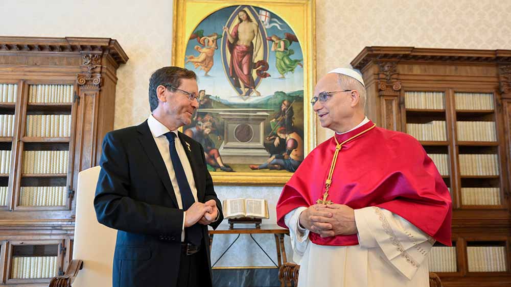 Israels Präsident Isaac Herzog bei seinem Besuch im Vatikan: Papst Leo XIV. und die vatikanischen Diplomaten betonen Einsatz für Waffenstillstand, humanitäre Hilfe und eine Zwei-Staaten-Lösung im Nahen Osten