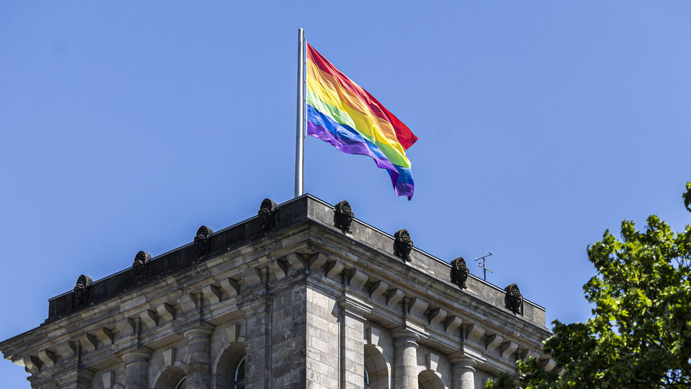 Zum Christopher Street Day wehte bis zum vergangenen Jahr die Regenbogenflagge am Reichstagsgebäude (Archiv)