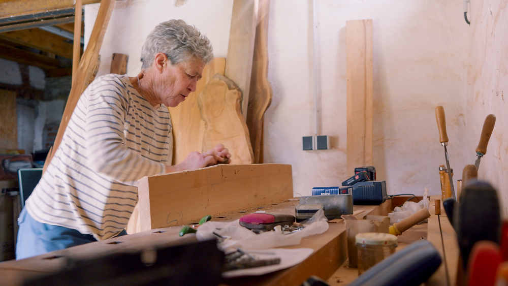 Schreinerin Anna Siotto arbeitet in ihrer Werkstatt in Bad Belzig