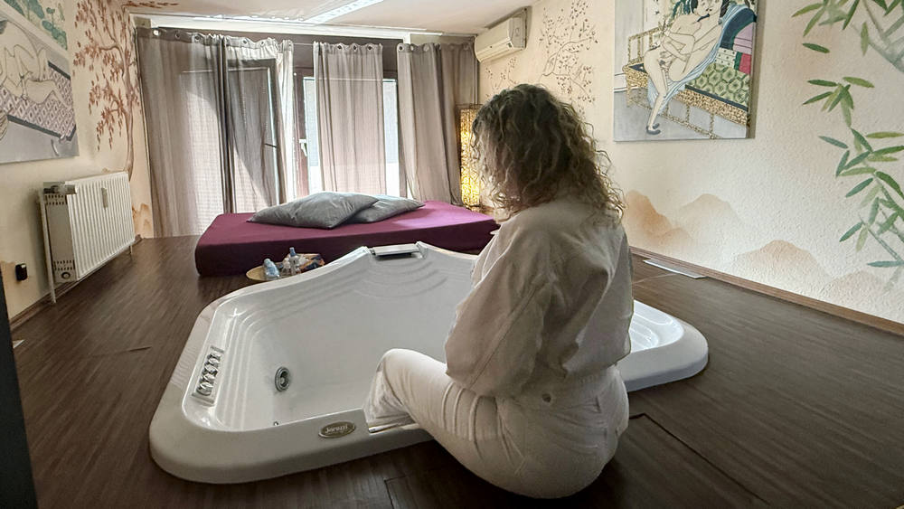 Die Prostituierte Eva aus Münster spricht sich gegen ein Sexverbot aus