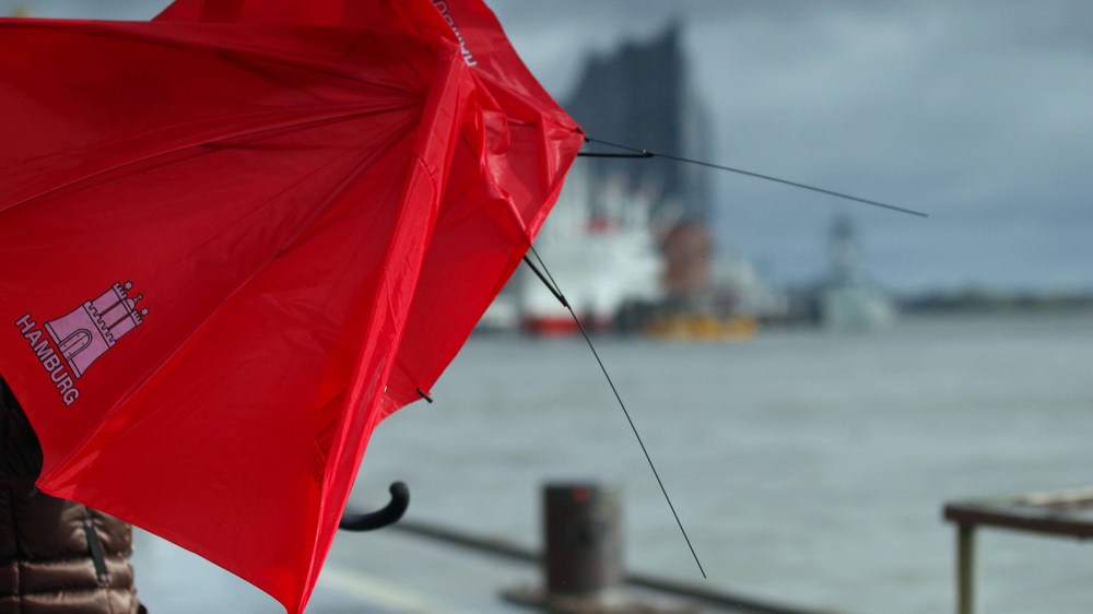 Auch an die Hamburger Elbe wird der Klimawandel mehr Stürme bringen