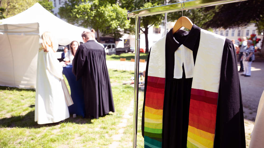 "Im Regelfall predigen Pfarrer im Talar", sagt die EKD. Aber was ist die Regel?